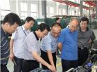 時任中航工業(yè)飛機唐軍總經(jīng)理、中航工業(yè)西飛宋水云書記考察愛維客商務(wù)客車試制生產(chǎn)線并指導(dǎo)。