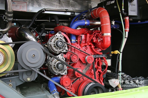 開機運行中的康明斯ISB6.7歐VI發動機