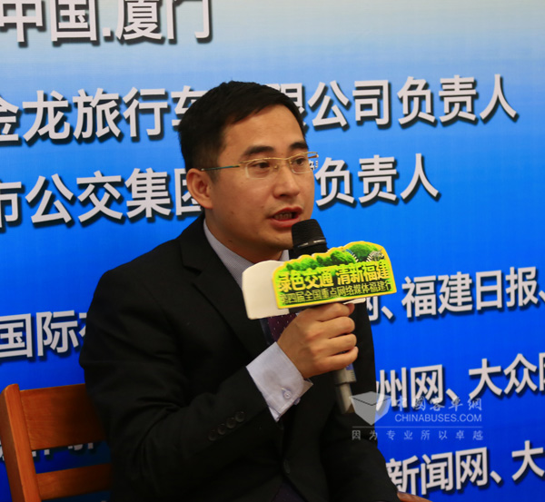廈門金龍旅行車有限公司常務副總經理彭東慶接受記者采訪