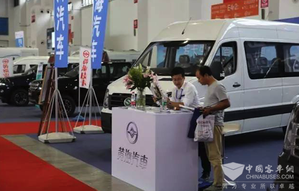 黃?！叭鹜尽陛p客亮相2016沈陽國際汽車工業博覽會