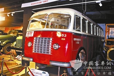 國產(chǎn)第一代公交“五七式”現(xiàn)身懷柔老爺車博物館