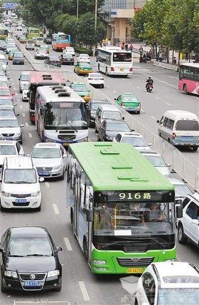 半數西安居民出行愛坐公交車