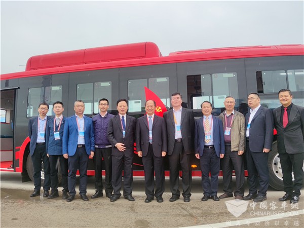 航空“硬科技”加持 我國首臺碳纖維復(fù)材地鐵巴士“金龍造”