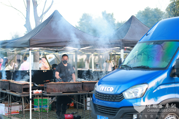 從街頭到山河：依維柯車主丁亮的創業故事