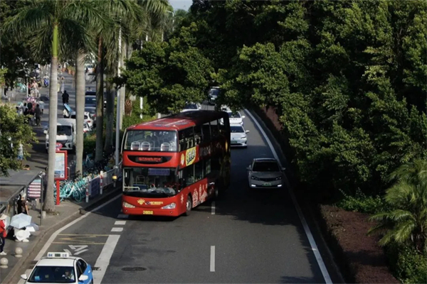 五一小長假旅游熱持續(xù) 看金龍客車如何帶旅客游山玩水