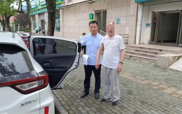 以愛為航 武漢公交人暖心護送迷路老人回家