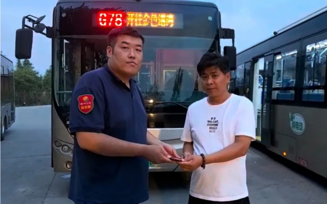 愛隨車行 粗心乘客丟失手機 鄭州公交車長細心歸還