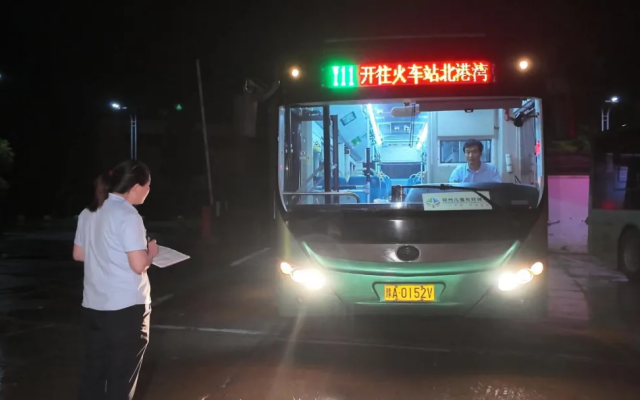 暴雨中的“如約而至”?鄭州公交守護城市夜歸人