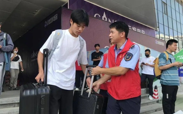 武漢公交“星星之火”志愿服務隊，化身“城市旅游導游”服務新生