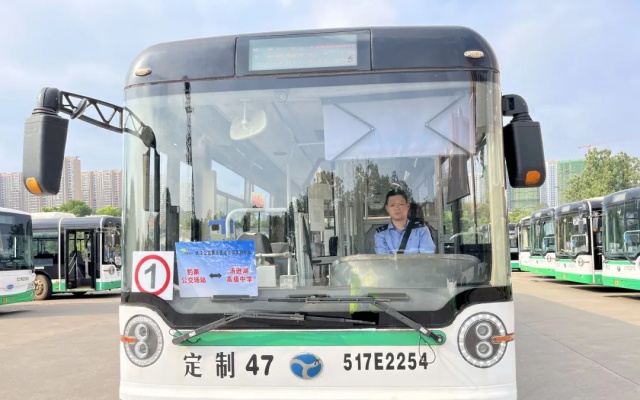 小區樓下直達學校門口，這條公交通學專線“護航”學子求學路