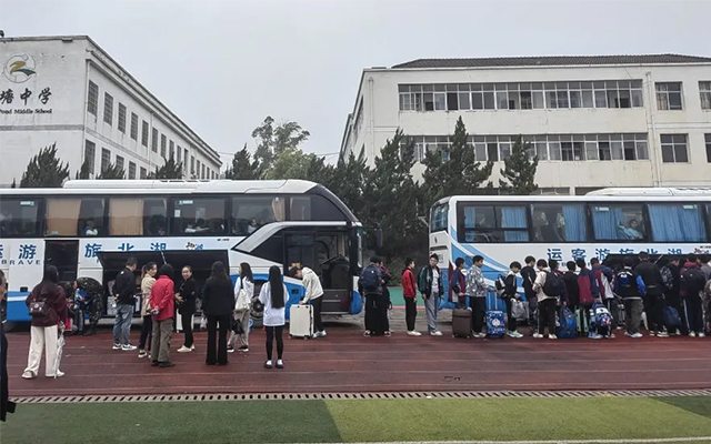 “車”載希望 黃石汽車服務(wù)公司為泉塘中學(xué)研學(xué)之旅“添油加車”