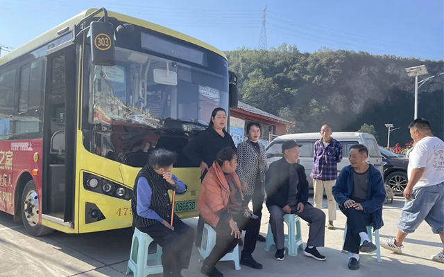 貴陽(yáng)公交六進(jìn)吳山村 共商“惠民專線”開(kāi)通事宜