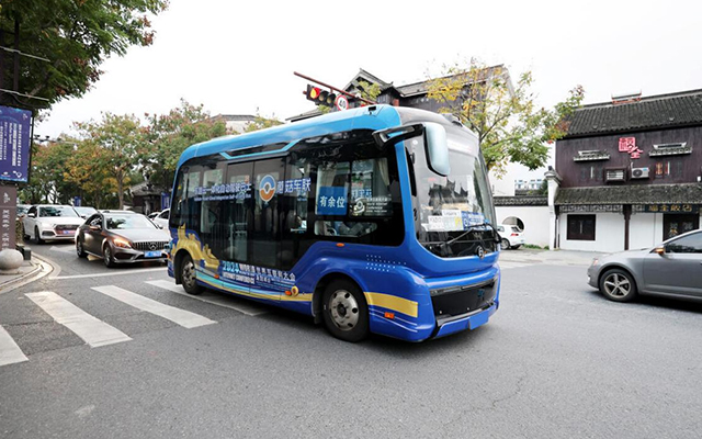 烏鎮(zhèn)峰會上的科技先鋒 金旅“馳睿”無人駕駛巴士亮相
