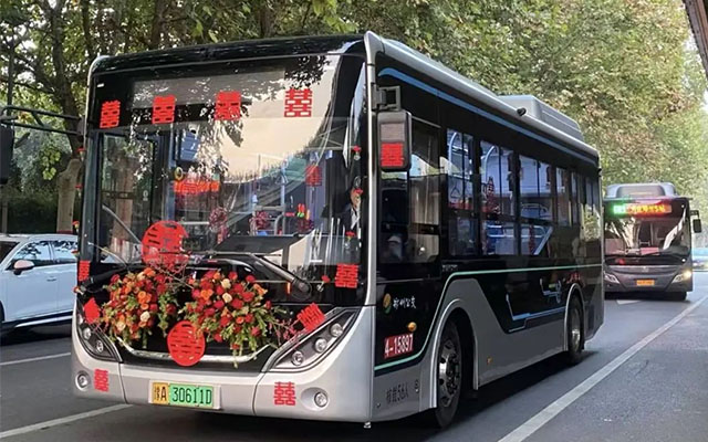 鄭州公交打造特色婚車 環保與浪漫并存成新亮點