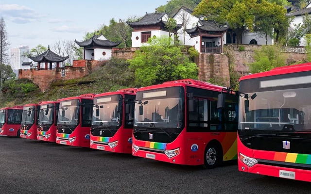 雙“星”驅(qū)動(dòng) 運(yùn)力煥新 吉利星際客車首次交付湖北赤壁