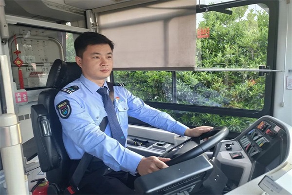 揚州第八屆“公交車長關愛日” 系列報道①我與公交的溫暖羈絆