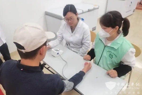 雙向奔赴！白衣天使與公交職工相互關愛情意深
