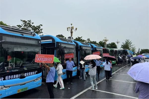 黃海純電動公交，為莘莘學子保駕護航