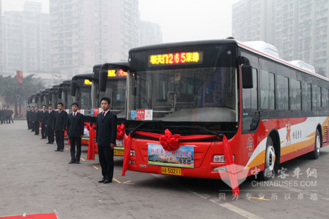 裝配上柴SC8DT天然氣發(fā)動(dòng)機(jī)的重慶公交車