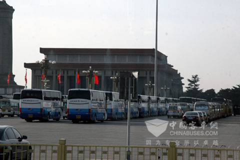 等候在天安門廣場的大金龍車隊