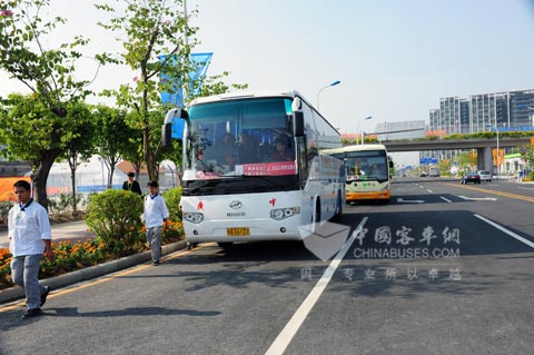 正在為廣州亞運(yùn)安檢及志愿者服務(wù)的海格客車