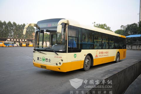 正在等待檢測的亞運(yùn)服務(wù)海格公交車