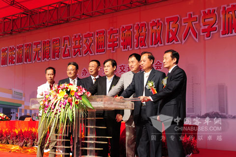 宇通218臺(tái)殘障車溫情啟用現(xiàn)場(chǎng)