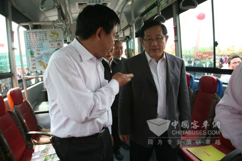 萬(wàn)鋼部長(zhǎng)認(rèn)真詢(xún)問(wèn)安凱純電動(dòng)公交車(chē)運(yùn)營(yíng)情況