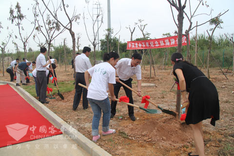 領(lǐng)導(dǎo)嘉賓揮鍬培土親手種植臺(tái)灣欒樹