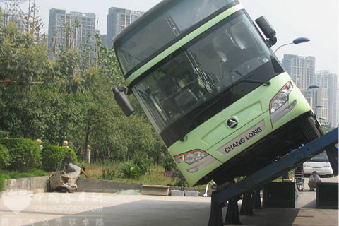 常隆YS6128E4QI型客車在側(cè)翻試驗臺上與地面傾斜角達到40°