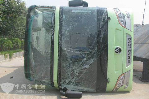 常隆YS6128E4QI型客車側(cè)翻落地后凸顯出全承載車身的優(yōu)勢