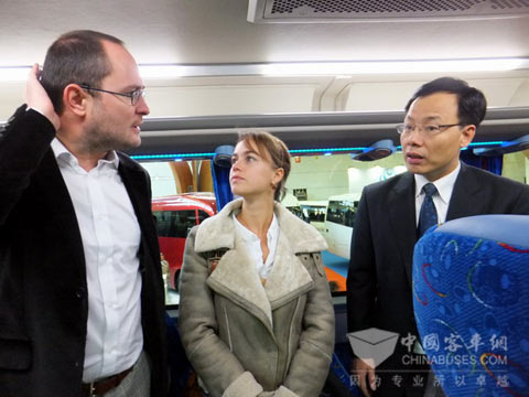 大金龍海外銷售部總經理謝衛國向Vincent部長介紹企業情況