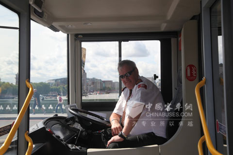 英國大巴士公司司機(jī)在安凱雙層車上拍照