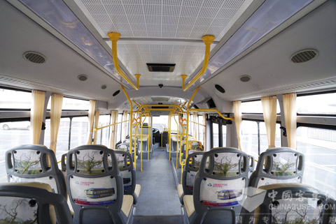 揚子江WG6120PHEVAA型混合動力客車寬暢的車內空間