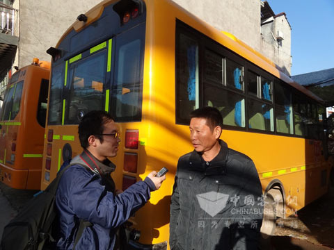 歐陽禾香和記者交流校車運(yùn)營(yíng)經(jīng)驗(yàn)