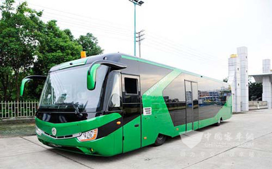五洲龍專為沙特皇室量身訂制VIP機(jī)場擺渡車