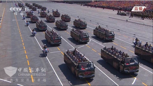安凱寶斯通搭載抗戰老兵接受檢閱