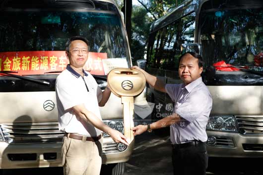1 福建省機關事務管理局車輛管理處周新華處長(左)從廈門金龍旅行車有限公司國內銷售總監(jiān)賴志藝(右)手中接過金鑰匙