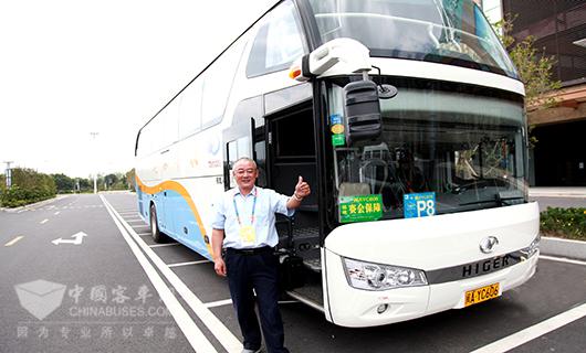 　吳樹群師傅和他的海格客車一起為青運會加油助力