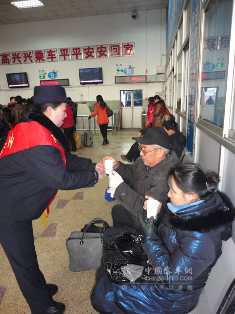 乘務(wù)員為旅客免費(fèi)送開水