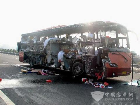 2006年6月20日，一輛由青島開往杭州的臥鋪大客車，因駕駛員疲勞駕駛，在滬杭甬高速公路杭州段與一輛同方向行駛的大貨車相撞，造成大客車上的4人當場死亡，14人受傷。