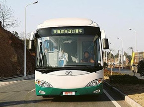 綠色環(huán)保體驗 試駕安源油電混合動力客車