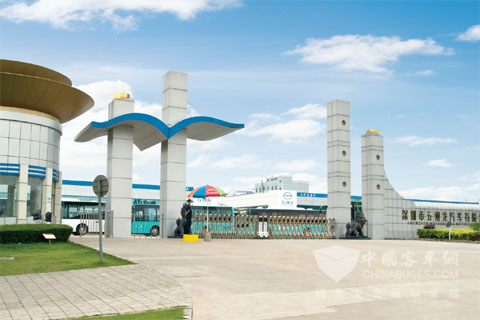 五洲龍客車廠區(qū)正門(mén)