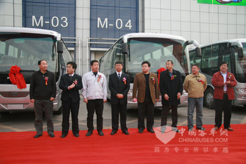 參加交車儀式的領導